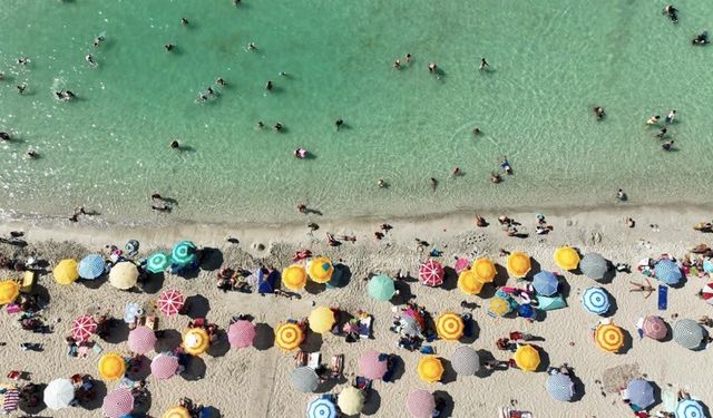 Çeşme'nin Halk Plajları 'Mavi Bayrak'ları Yeniledi