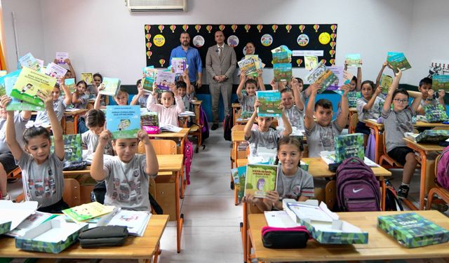 Bornovalı Çocuklara Kırtasiye Desteği