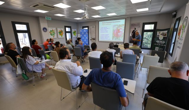 Efes Tarlası Yaşam Köyü'nde Nar Üreticilerine Eğitim