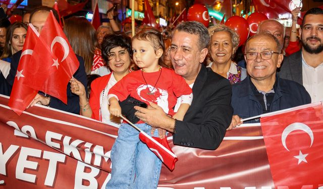 Efeler'de Binlerce Vatandaş Cumhuriyet Yürüyüşü'nde Buluştu