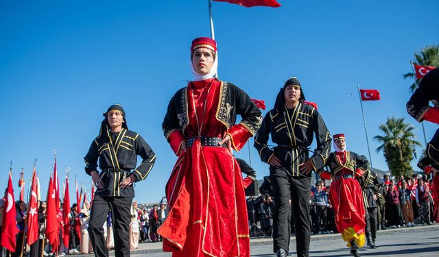 Kuşadası'nda Cumhuriyet'in 102'nci Yılı Büyük Coşkuyla Kutlandı