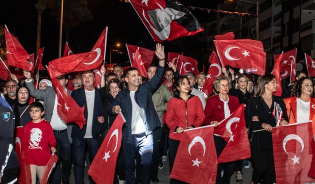 Kuşadası'nda Cumhuriyet Coşkusu Geceye Taşındı