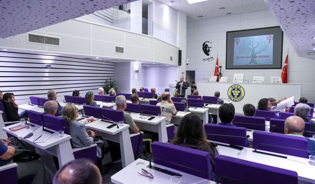 Buca Belediyesi'nden Zeytin Budama Eğitimi