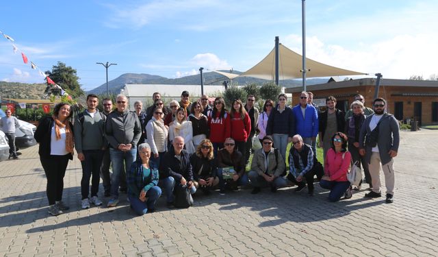 Turist Rehberlerinden Efes Tarlası Yaşam Köyü'ne Ziyaret