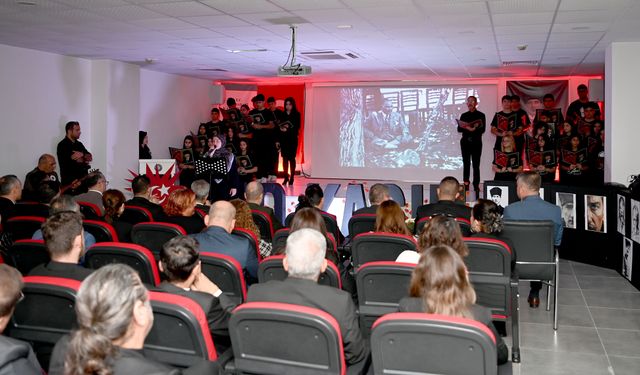 Kuşadalı Öğrencilerden Atatürk'ü Anma Etkinliği