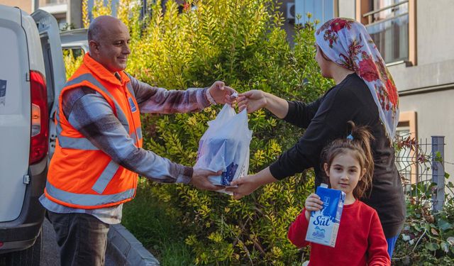 Kuşadası Belediyesi Dağıtıyor, Minikler Sağlıkla Büyüyor