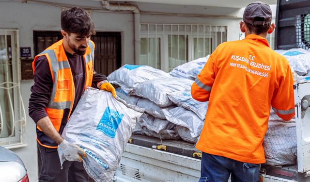 Kuşadası Belediyesi'nin Yakacak Yardımı Başladı