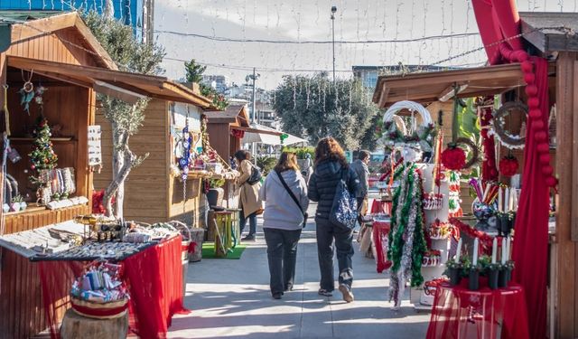 Kuşadası'nda Rengarenk Görünümüyle Yılbaşı Pazarı Kuruldu