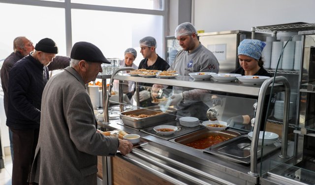 Buca'da Dayanışma Sofrası Büyüyor