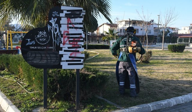 Kuşadası'nda Uzun Süredir İhmal Edilen Parklar Yenileniyor