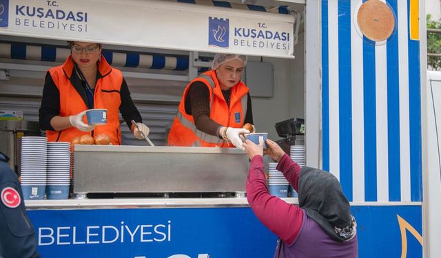 Kuşadası Belediyesi'nden İçleri Isıtan Sıcak Çorba İkramı