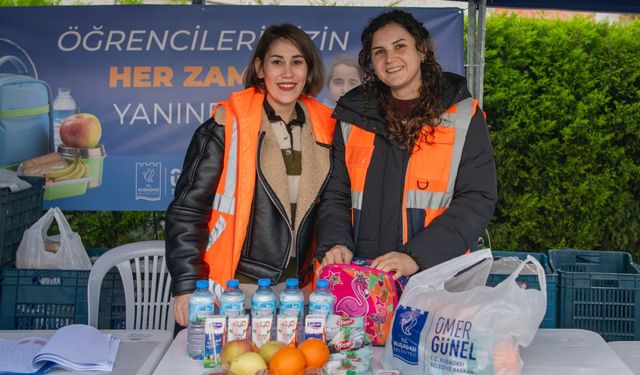 Kuşadalı Öğrencilere Beslenme Çantaları Ulaştırıldı