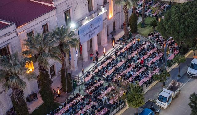Davutlar'da Oruçlar Kuşadası Belediyesi'nin İftar Sofrasında Açıldı