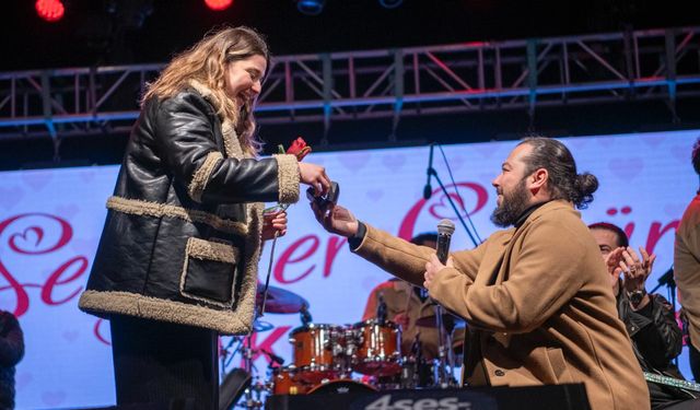 Kuşadası'nda Sevgililer Günü Evlenme Teklifiyle Taçlandı