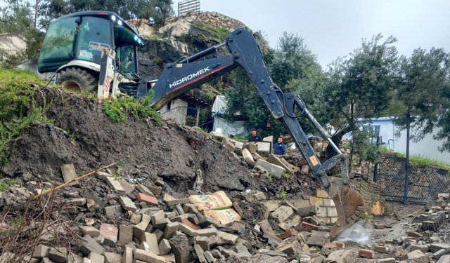 Efeler'de Ulaşım Seferberliği: Yağışlarla Kapanan Yollar Açıldı