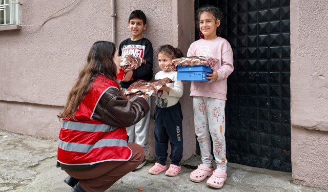 Efelerli Çocuklara Bayramlık Kıyafet Desteği