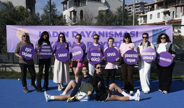 Kuşadası'nda Raketler Kadınlar Günü İçin Korta Çıktı