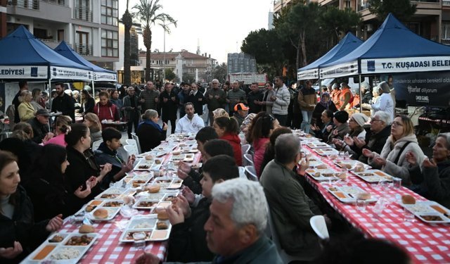 Kuşadası'nda Ramazan Ayının Bereketi Paylaştıkça Çoğalıyor