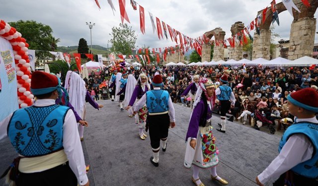 Efes Selçuk'ta 23 Nisan Coşkusu: Çocuklar Bayramlarını Şenlikle Kutladı