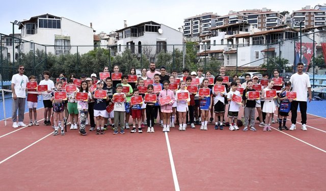 Minik Tenisçiler 23 Nisan Kupası İçin Kıyasıya Mücadeleye Başladı