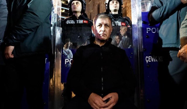 Tugay'dan Meslek Fabrikası Nöbeti: "24 Saat Buradayım"