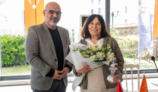 Latife Tekin Bornova'da Gençlerle Buluştu