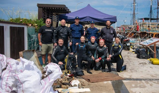 Kuşadası'nda Dünya Günü'nde Kıyı ve Deniz Temizliği: 200 Kilogram Atık Toplandı