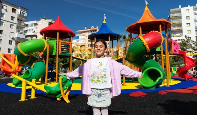 Narlıdere'de Oyun Parkı Zeminleri Yenileniyor