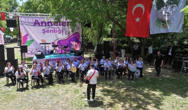Efeler'de Anneler Günü Coşkusu