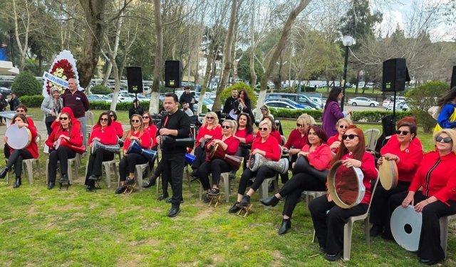 Efeler'de Anneler Günü Coşkusu Şenlikle Taçlanıyor