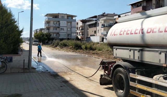 Efeler'de Çamur Deryasına Dönen Sokak Hızla Temizlendi