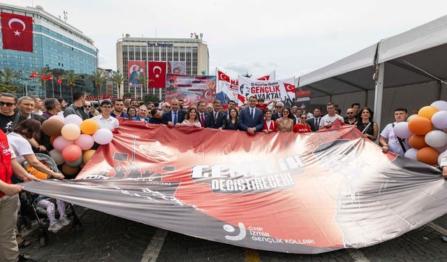 CHP İzmir'den 19 Mayıs Kutlaması: Gençlik Korteji Yapıldı