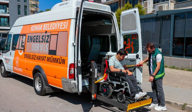Konak'ın 'Engelsiz Servis'i Yüzleri Güldürmeye Devam Ediyor