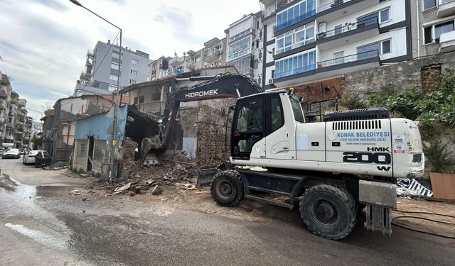 Konak'ta Metruk Bina Yıkımları Tam Gaz
