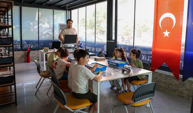 Dijital Gençlik Merkezi'nde Robotik Kodlama Rüzgarı