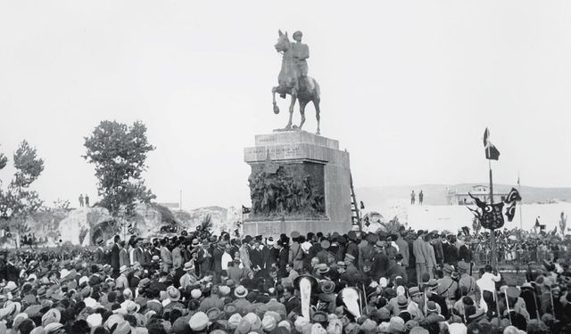 Gazi Heykeli Coşkun Merasimle Açıldı | Son Posta - 27 Temmuz 1932