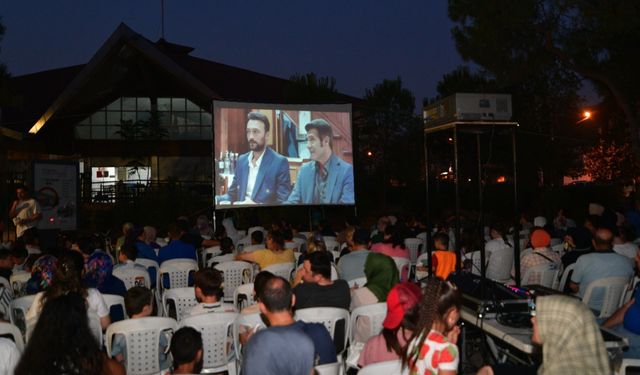 Bornova'da Yaz Akşamları Açık Hava Sineması ile Şenleniyor