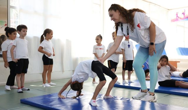 Efeler'de Minikler Jimnastikle Güçleniyor