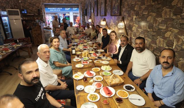 Başkan Mutlu, Tarihi Çarşı'da Esnafla Buluştu: "Kemeraltı, En Büyük Zenginliğimiz"