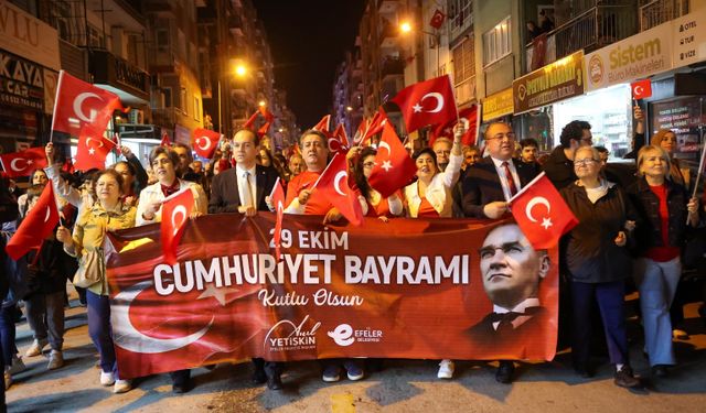 Efeler'de Cumhuriyet Yürüyüşü'ne Binler Akın Etti