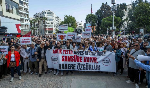 İzmir'de Gazetecilerden Görkemli Yürüyüş: "Sansüre Hayır, Habere Özgürlük"