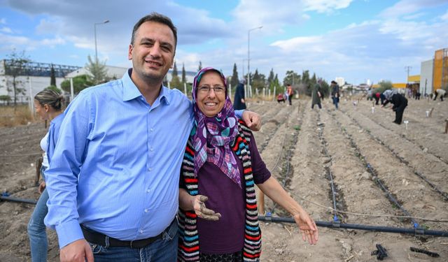 Bornova'da Kadın Eliyle Kış Bereketi: Kent Bostanlarında Yeni Sezon Başladı