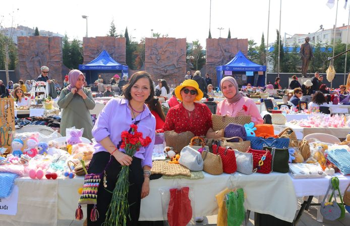 Karabağlar'da Kadının Emeği Büyüyor: 30 Tezgahtan, 300 Tezgaha Çıktı
