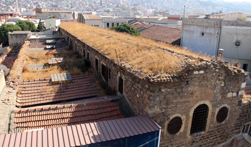 İzmir'de Tarihi Çakaloğlu Hanı Temizlendi