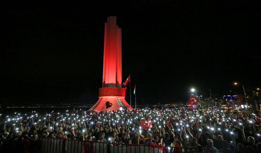 Karşıyaka 19 Mayıs'ta Gelincik Tarlasına Dönüştü