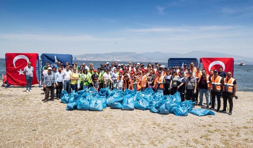 Başkan Soyer Çocuklar ve Gönüllülerle Atık Topladı