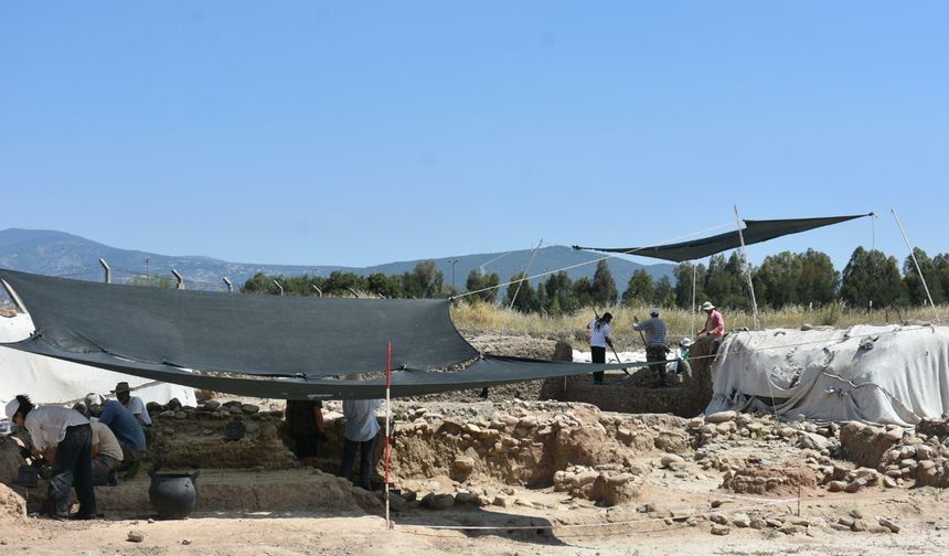 Yeşilova Höyüğü'nde 'Sayı Taşı' ve 'Balta' Bulundu