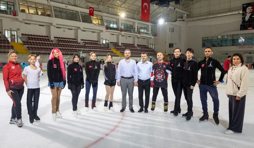 İzmir'de Buz Pateni Sezonu Açıldı