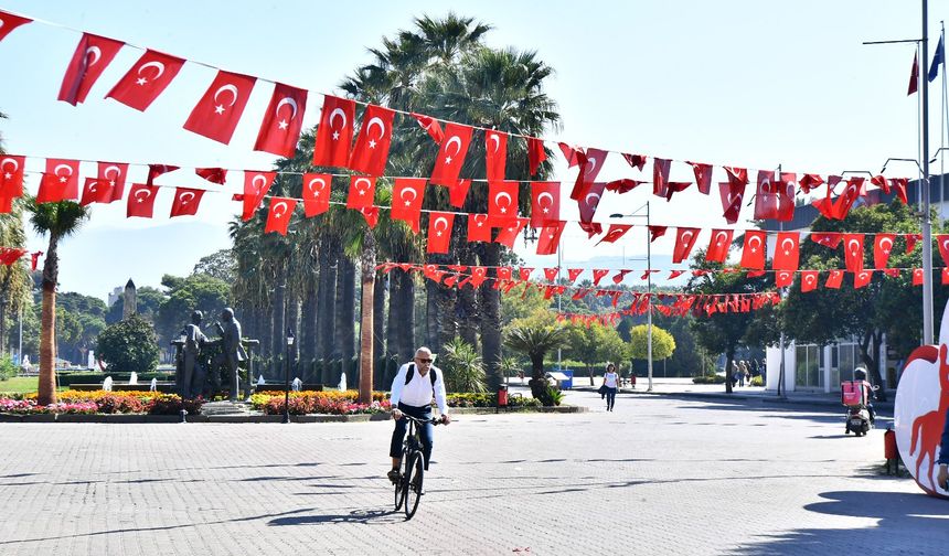 İzmir Türk Bayraklarıyla Donatıldı