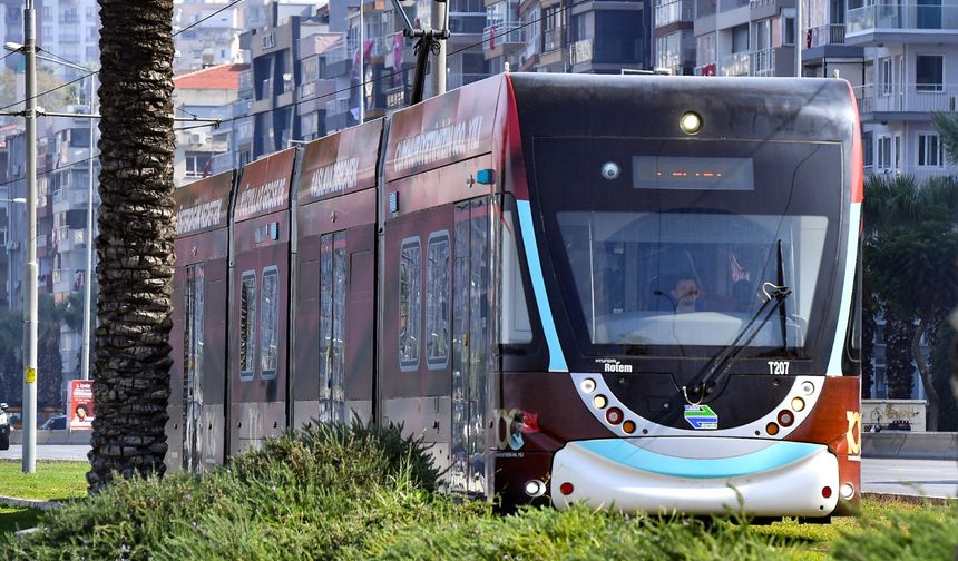 100'üncü Yıla Özel Tramvaylar İzmir Sokaklarında